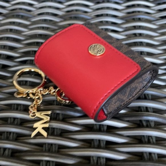 Michael Kors Jet Set Travel AirPod Case - Picture 6 of 14